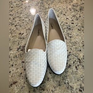 Trotters Liz white woven flat slip on loafers size 9 new in box T5158-582